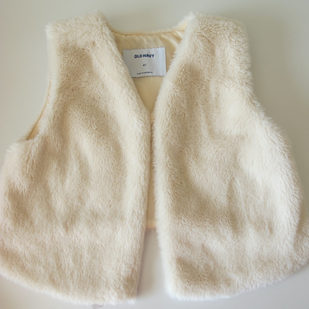 🔴🔴🔴SOLD🔴🔴🔴Girl's Toddler Old Navy Fur Vest Size 4T GUC - Picture 1 of 3